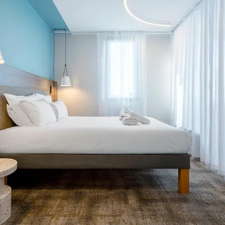 Отель Novotel Centre 4*