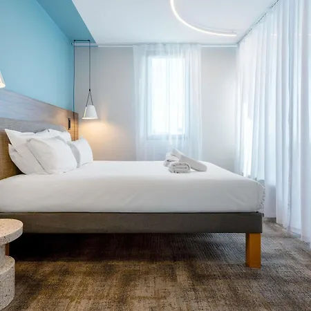 호텔 Novotel Centre 4*