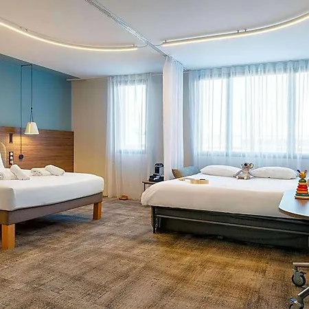 호텔 Novotel Centre 4*
